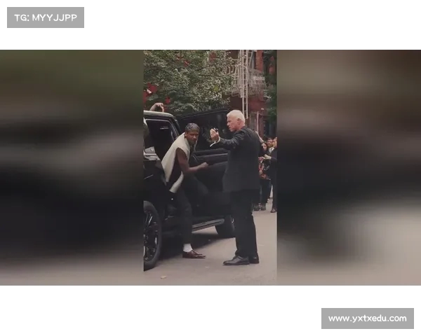 甜度爆表!杰伦·格林与年长女友同穿情侣T恤,外出大方秀恩爱(杰伦格林全名) 甜度爆表!杰伦·格林与年长女友同穿情侣T恤,外出大方秀恩爱(杰伦格林全名)